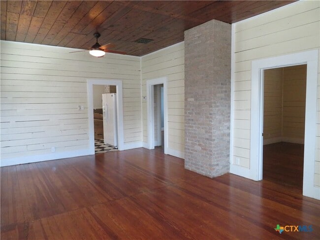 Photo - 610 E Krezdorn St