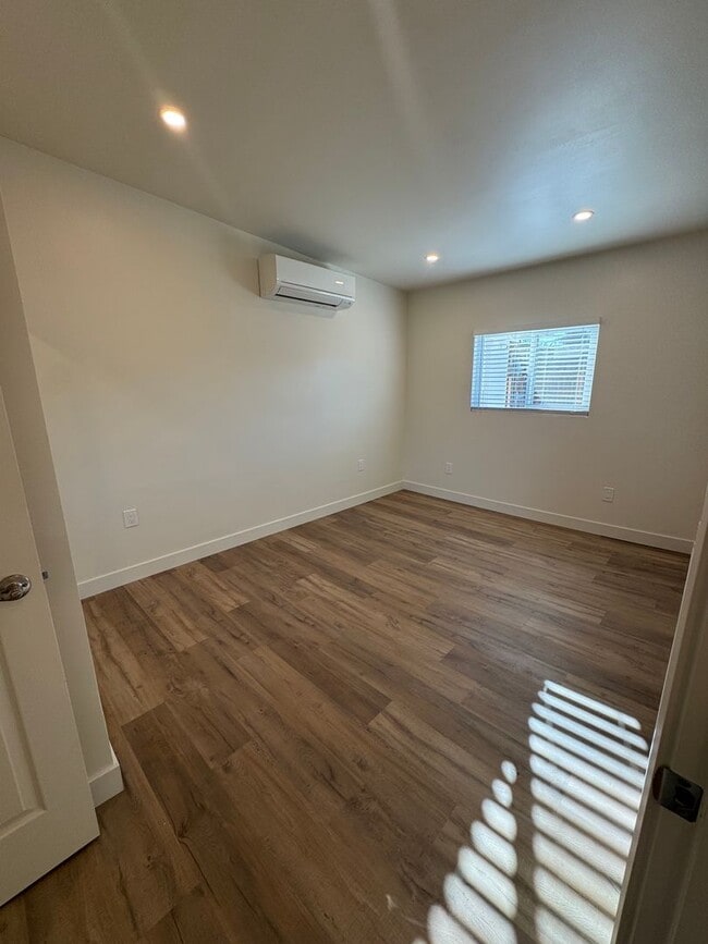 Photo - 263 E 21st St Unidad B