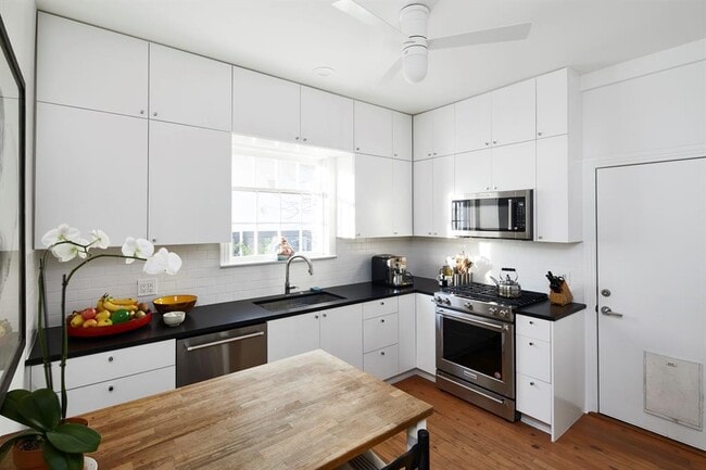 Building Photo - 902 W Mary St