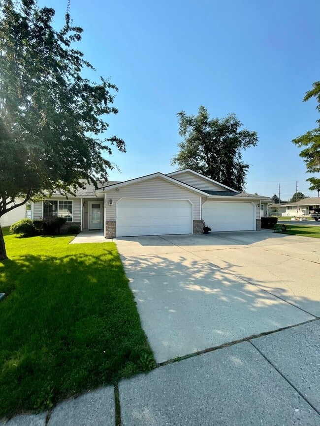 Photo - 1606 E Best Ave