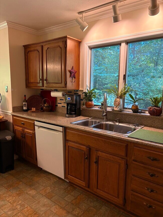 Photo - 202 Thomas Rd