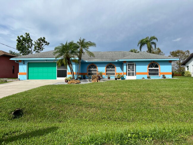 3/2/2 pool home on lake in North Port - 3/2/2 pool home on lake in North Port