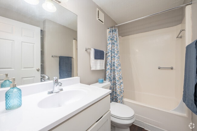 1BR, 1BA - 576SF - Primary Bathroom
