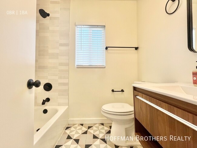 Photo - 254 Normandie Ave Unidad 8