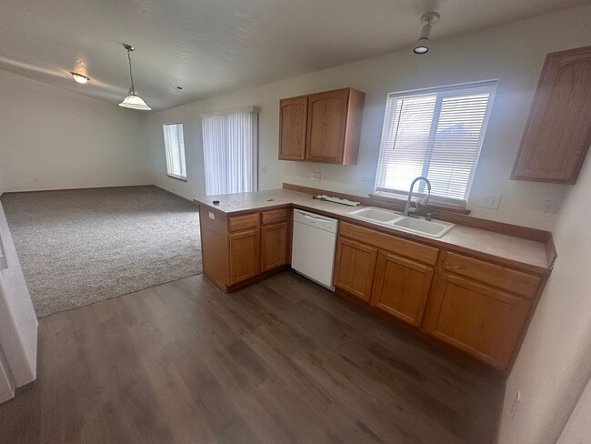 New Carpet, flooring & paint! 3 Bedroom 2 ... - New Carpet, flooring & paint! 3 Bedroom 2 ... Casa