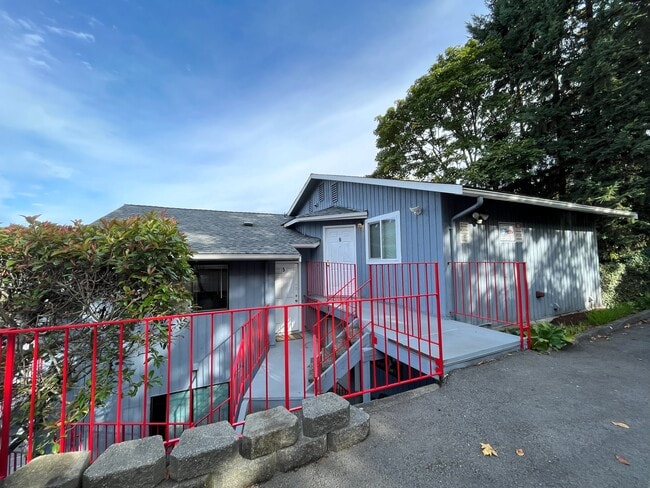 108 Kensington Ave S