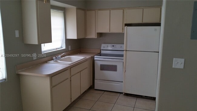 Building Photo - 5900 NW 16th St Unit 2