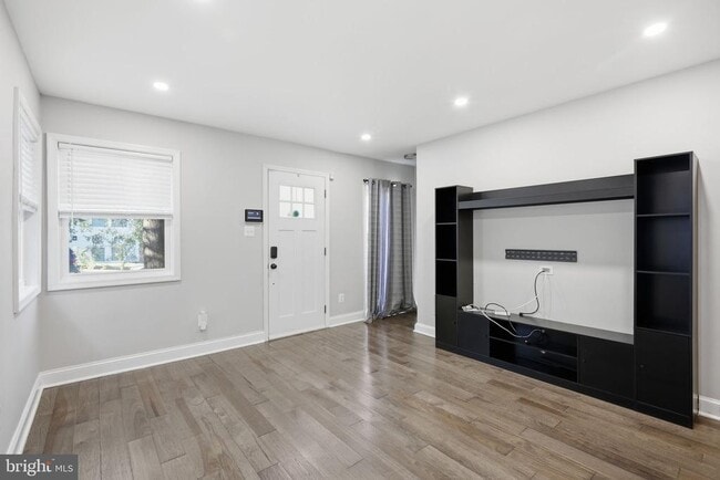 Photo - 422 Burbank St SE