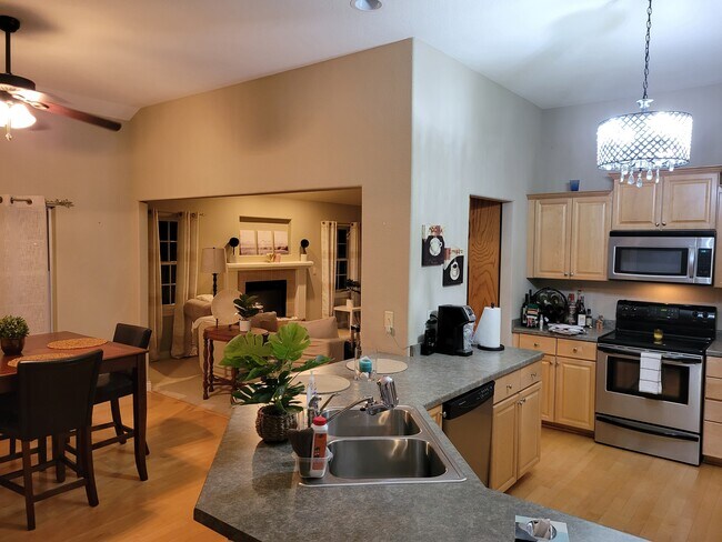 Building Photo - 1850 Stoney Ln Unit 419