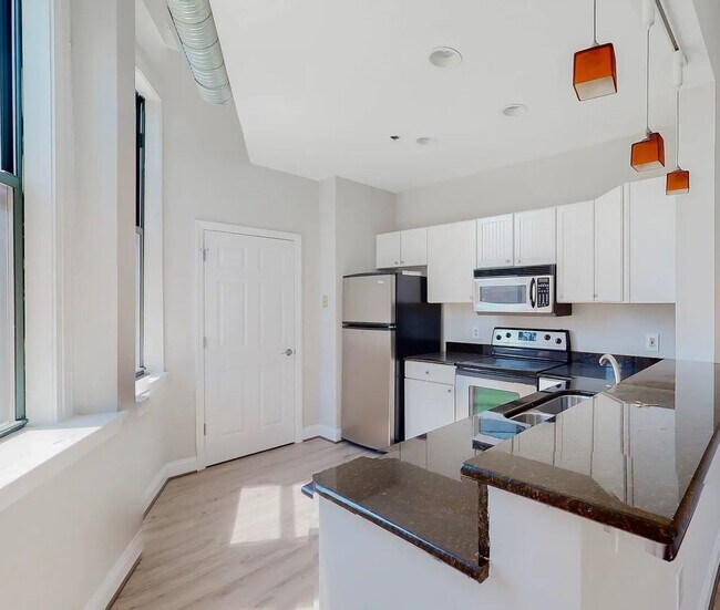 Building Photo - 330 N Charles St