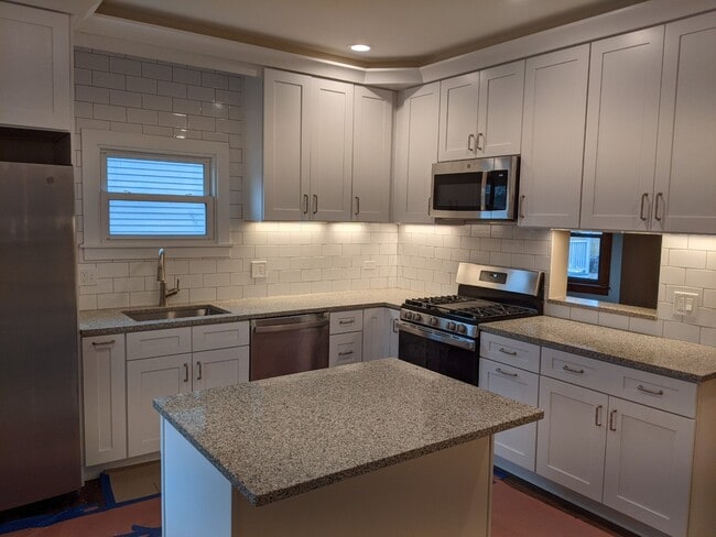 Building Photo - 1025 Sherman Ave Unit CH