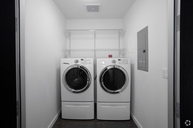 1BR, 1BA - 817 SF - 1 West Broadway