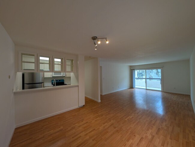 Photo - 3 bed / 2 bah Condo. Hardwood floor, forced heat, lots of HOA amenities