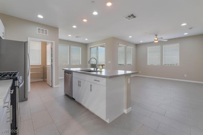 Building Photo - 11236 Rainbow Peak Ave Unit 305 Rental
