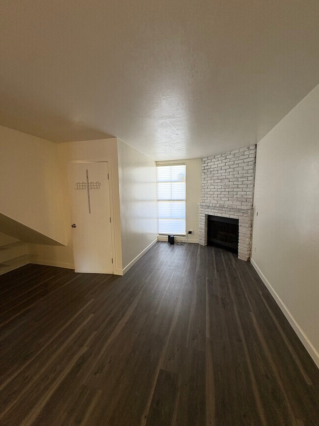 Living room + fireplace - 1408 Everton Pl Unit RIVERSIDE 1 BR APT UCR