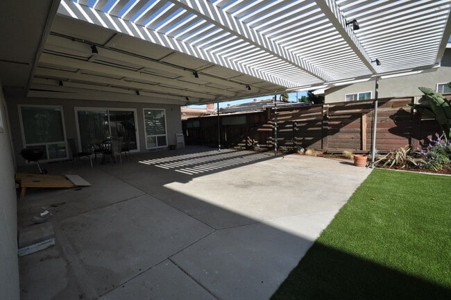 Photo - 6BD/2.5BA, Amazing Yard!