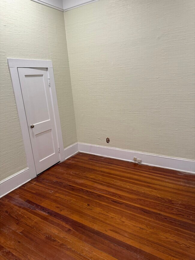 BEDROOM WITH CUSTOM CLOSET - 416 Sycamore St