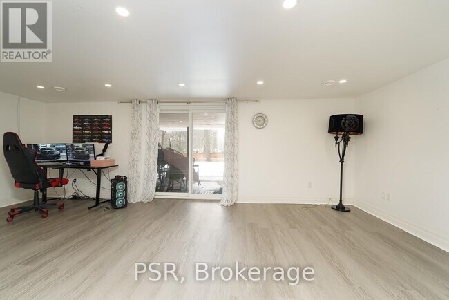 Photo - 2b Roycrest Ave