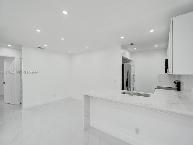 Building Photo - 10051 Winding Lake Rd Unit 201