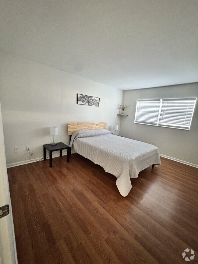 Building Photo - 7035 Cedarhurst Dr Unit 2 Rental