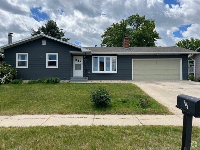 Building Photo - 823 E Elk St Rental