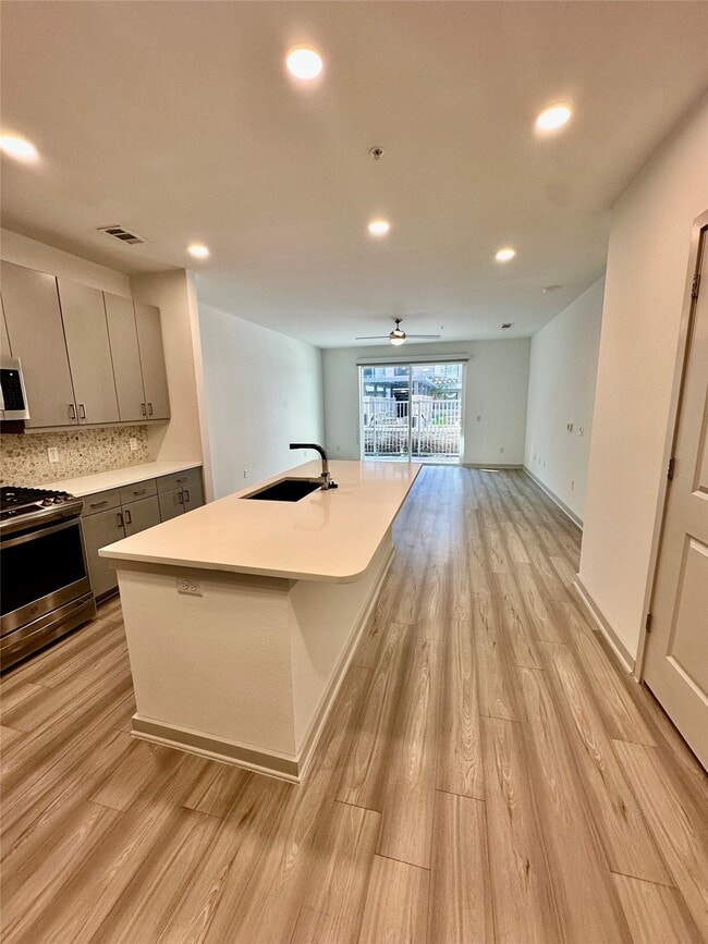 Building Photo - 3636 W Dallas St Unit 359