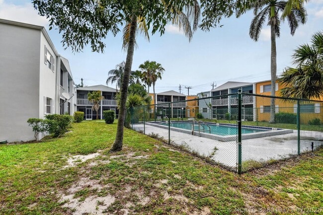 1505 Crescent Cir Unit B24
