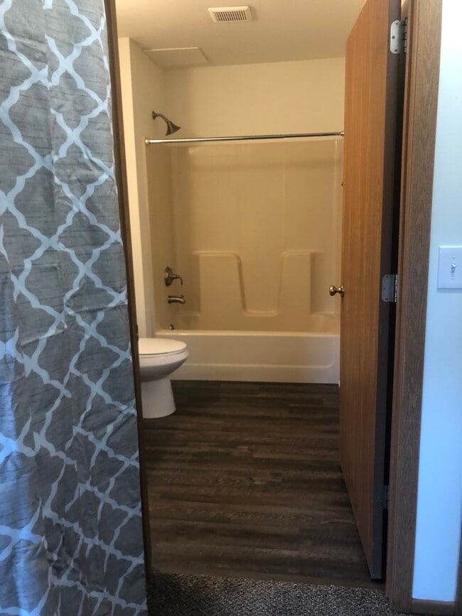 Building Photo - 142 Wolf Run Unit 2