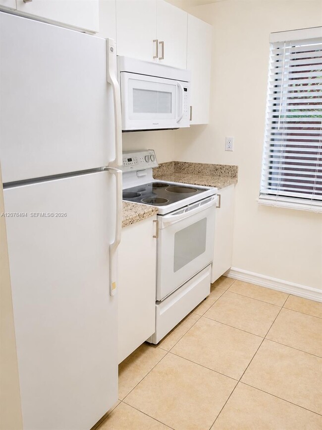 Building Photo - 3396 Foxcroft Rd Unit 316