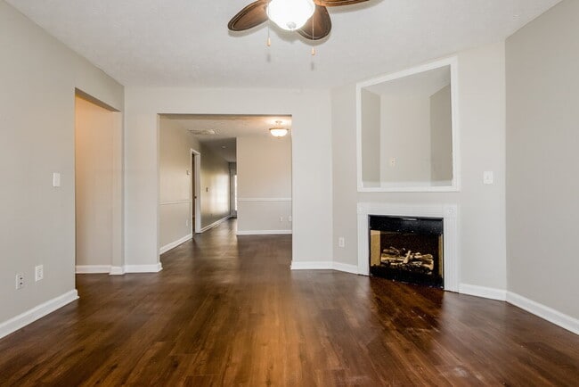 Photo - 717 Douglass Cir