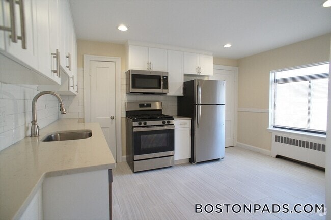 Building Photo - 425 Newport Ave Rental