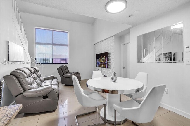 Photo - 2740 W 63rd St Unidad 206