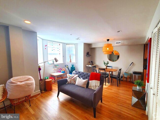 Building Photo - 1417 Chapin St NW Unit 102 Rental