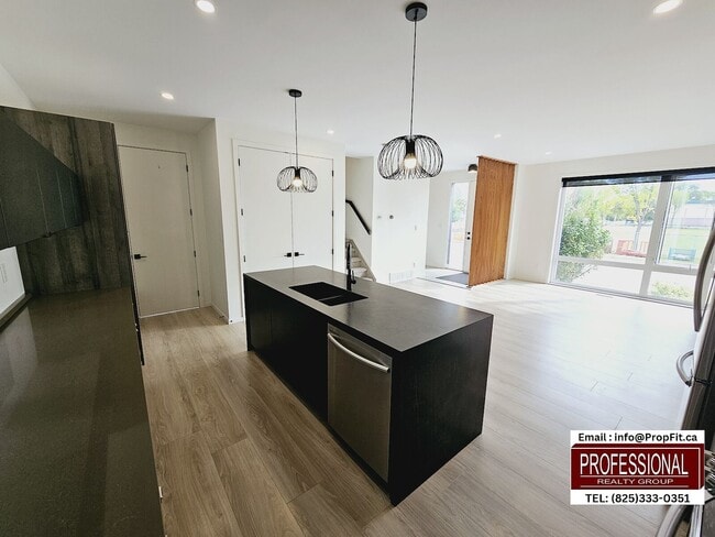 Photo - 16112 99 Av NW