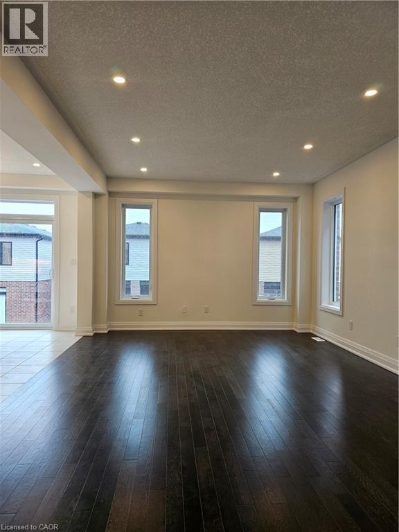 Photo - 564 Balsam Poplar St