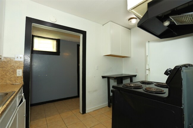 Photo - 302 Circle Way St