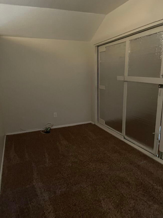 Building Photo - 1042 5th St