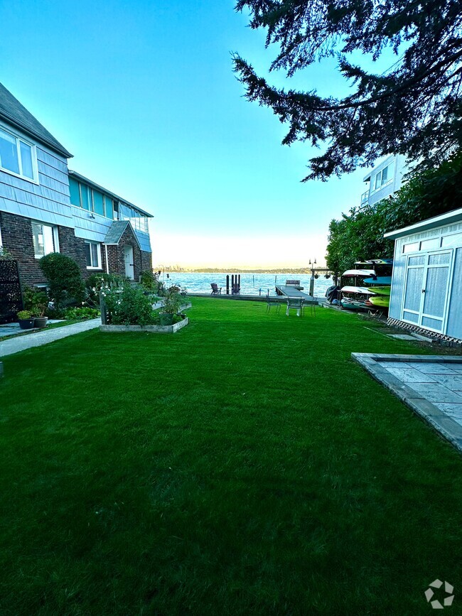 Building Photo - 526 Lakeside Ave S Unit 6 Rental