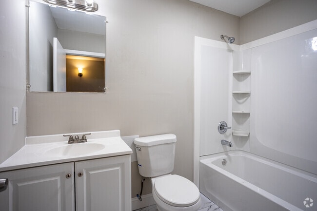 2BR, 1BA - 1,000SF - Bathroom - Creek Ridge Apartments