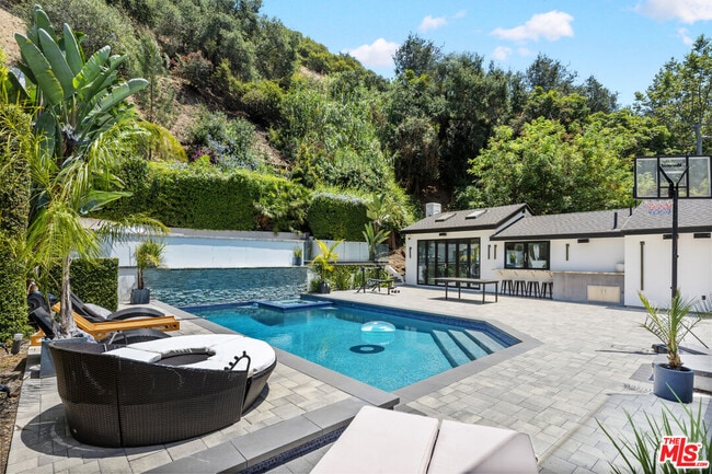 1750 N Beverly Glen Blvd