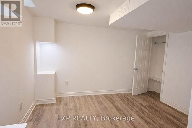 Photo - 135 Warren Bradley St