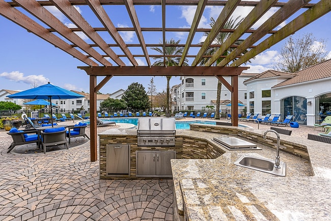 Exterior - Zona de la parrilla - Halston World Gateway Apartment Homes