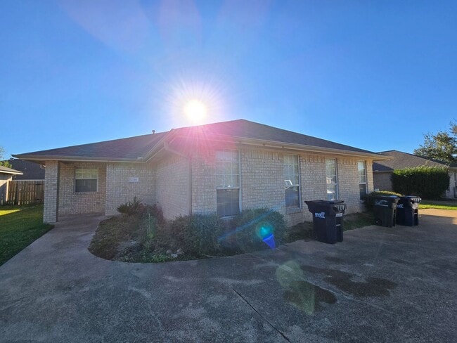 Photo - College Station - 3 Bedroom / 3 Bath duplex - Fenced in Yard.