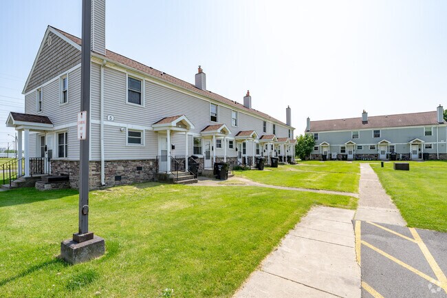 Photo - Packard Court Apartamentos