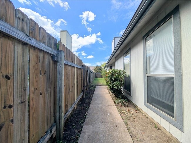 Photo - 2036 Redwing Way