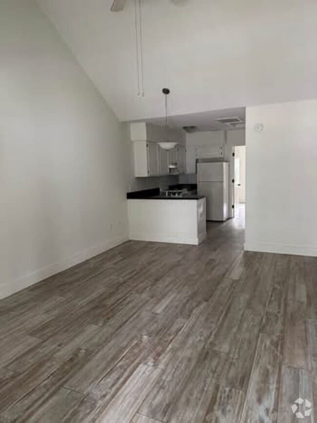 Building Photo - Large One Bedroom Across from the Beach in... Unit #3 Rental