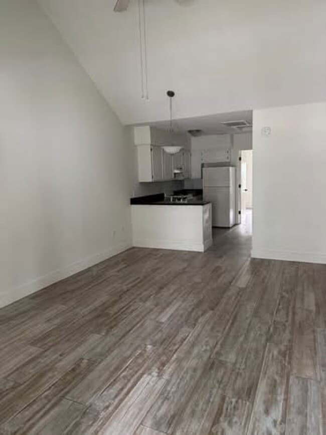 Large One Bedroom Across from the Beach in... - Large One Bedroom Across from the Beach in... Apartment Unit #3