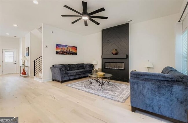 Photo - 854 Smith St SW