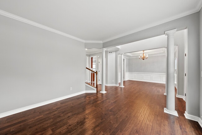 Photo - 1004 Crinoline Ln