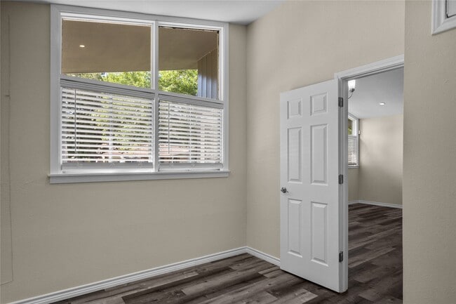 Photo - 1909 16th Ave N